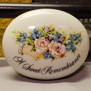 Vtg 82 Avon Valentine's Trinket Box A Sweet Remembrance Roses